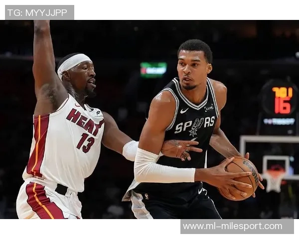 文班在16分钟内表现出色三投三中贡献9分10篮板7助攻3盖帽失误略多但依然完美